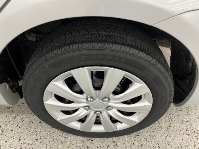 Toyota Corolla 4dr Sdn Auto LE (Natl) 2012