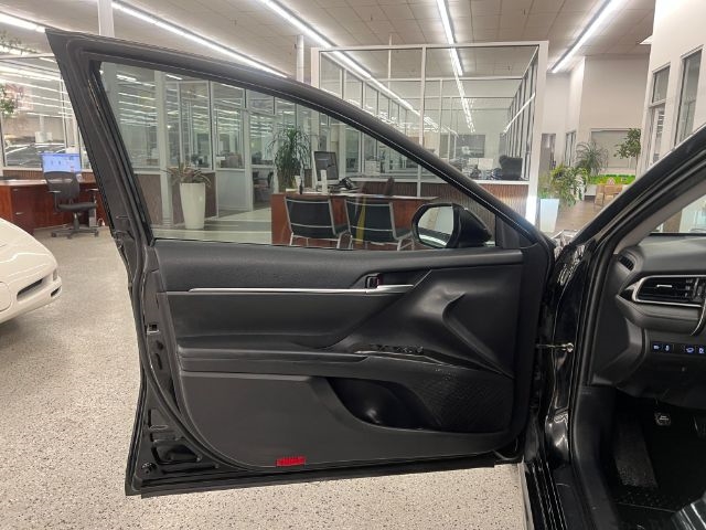 Toyota Camry SE Auto (Natl) 2021