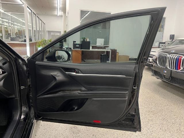 Toyota Camry SE Auto (Natl) 2021