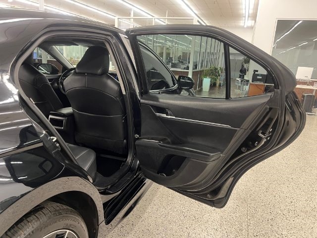 Toyota Camry SE Auto (Natl) 2021