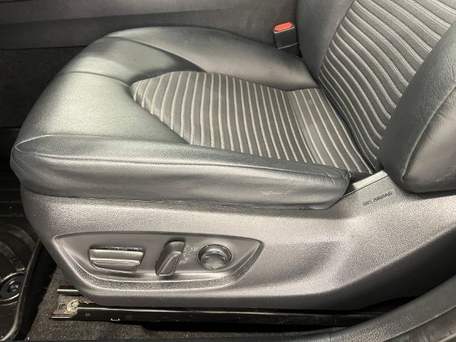 Toyota Camry SE Auto (Natl) 2021