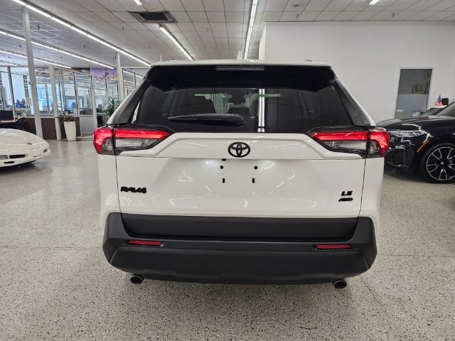 Toyota RAV4 LE AWD (Natl) 2021