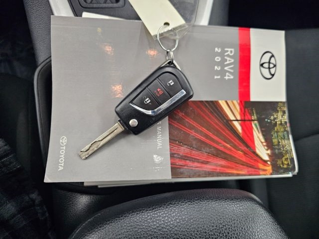 Toyota RAV4 LE AWD (Natl) 2021