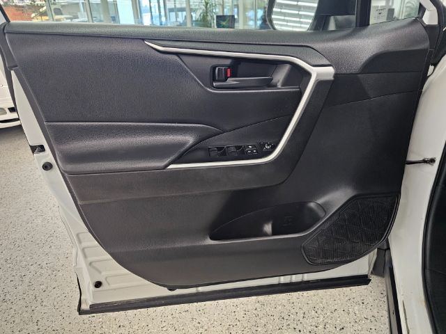 Toyota RAV4 LE AWD (Natl) 2021