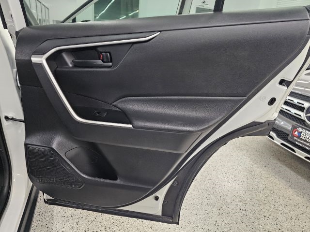 Toyota RAV4 LE AWD (Natl) 2021