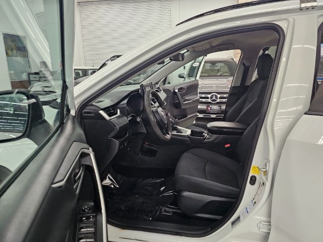 Toyota RAV4 LE AWD (Natl) 2021