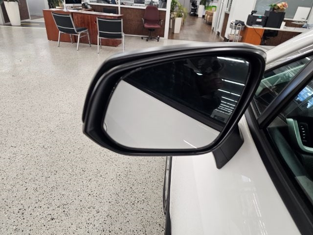 Toyota RAV4 LE AWD (Natl) 2021