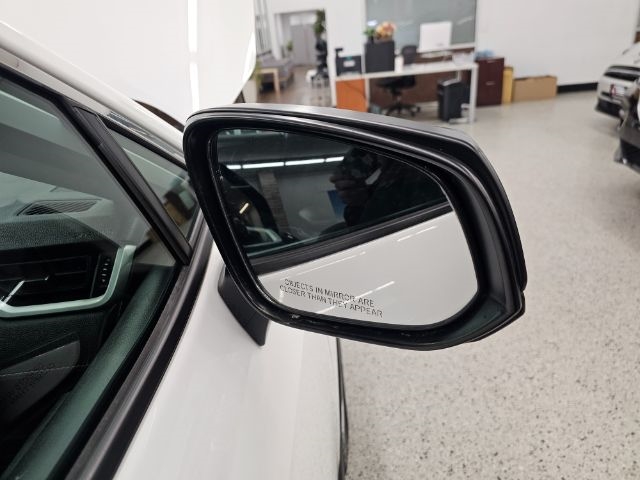 Toyota RAV4 LE AWD (Natl) 2021