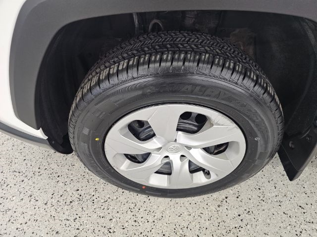 Toyota RAV4 LE AWD (Natl) 2021