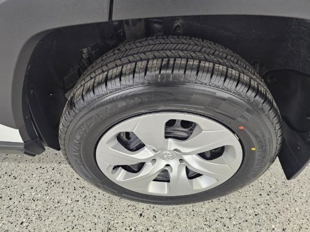 Toyota RAV4 LE AWD (Natl) 2021