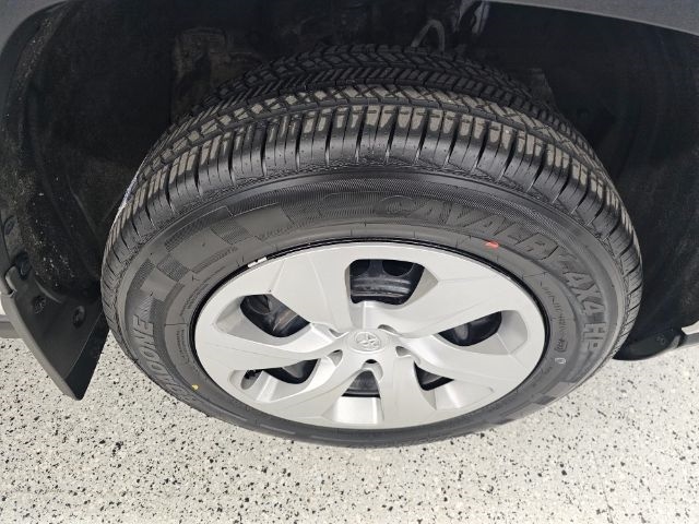 Toyota RAV4 LE AWD (Natl) 2021