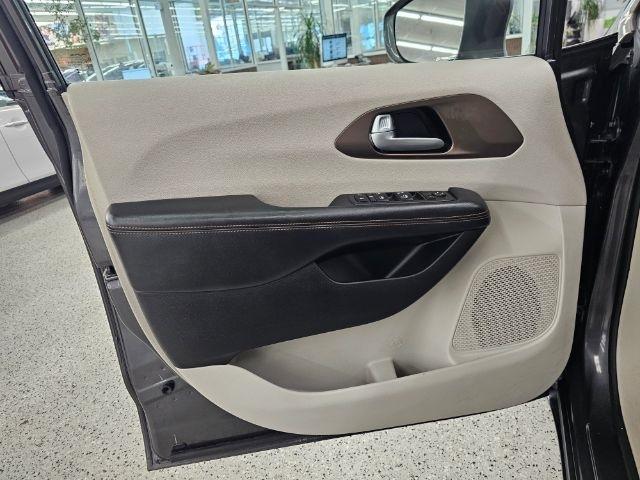 Chrysler Pacifica Touring-L FWD 2017