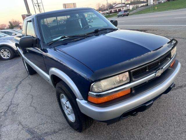 Chevrolet S-10 Ext Cab 123" WB 4WD LS 2000