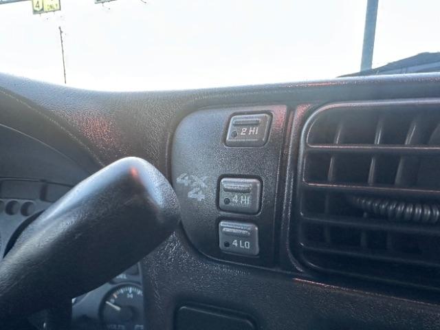 Chevrolet S-10 Ext Cab 123" WB 4WD LS 2000