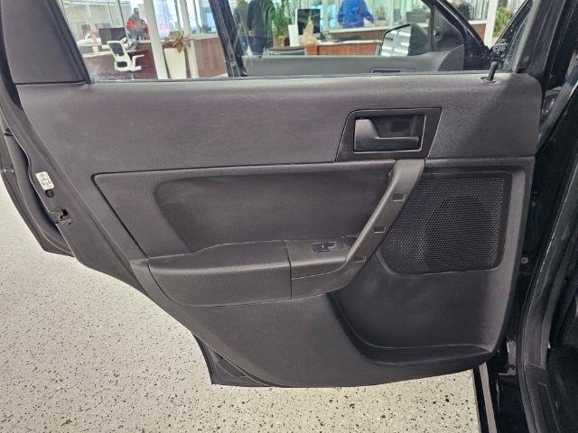 Ford Focus 4dr Sdn SE 2010