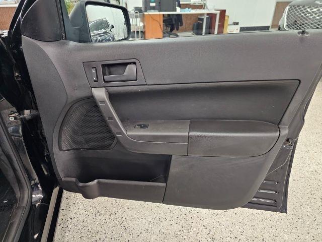 Ford Focus 4dr Sdn SE 2010