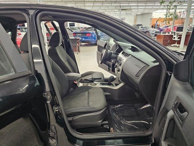 Ford Focus 4dr Sdn SE 2010