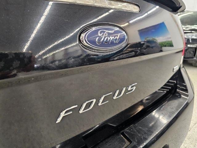 Ford Focus 4dr Sdn SE 2010