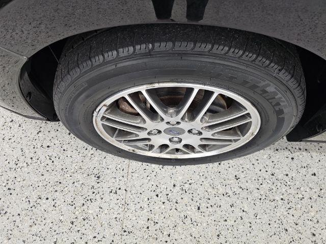 Ford Focus 4dr Sdn SE 2010