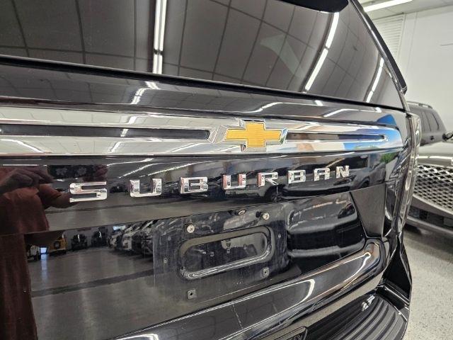 Chevrolet Suburban 4WD 4dr LT 2022