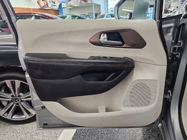 Chrysler Pacifica Touring-L FWD 2017