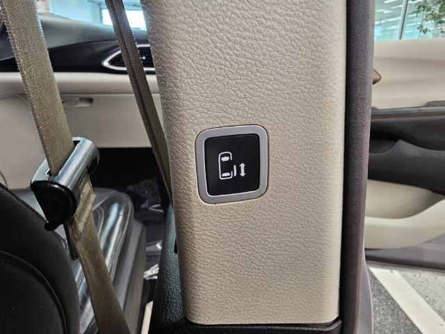 Chrysler Pacifica Touring-L FWD 2017