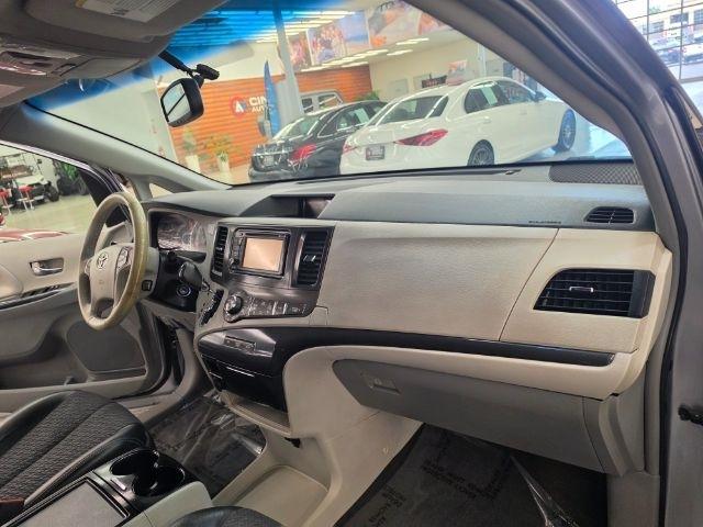 Toyota Sienna 5dr 8-Pass Van V6 SE FWD (Natl) 2012