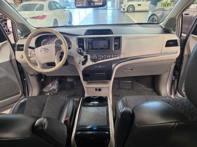 Toyota Sienna 5dr 8-Pass Van V6 SE FWD (Natl) 2012