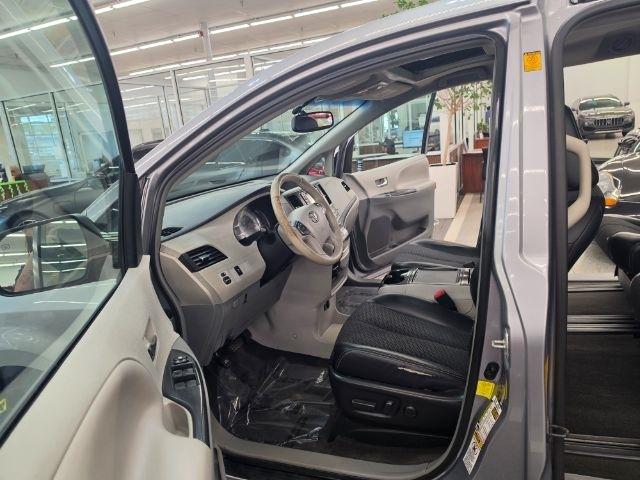 Toyota Sienna 5dr 8-Pass Van V6 SE FWD (Natl) 2012