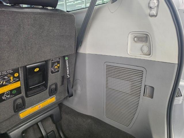 Toyota Sienna 5dr 8-Pass Van V6 SE FWD (Natl) 2012