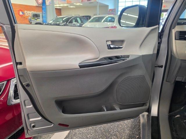 Toyota Sienna 5dr 8-Pass Van V6 SE FWD (Natl) 2012