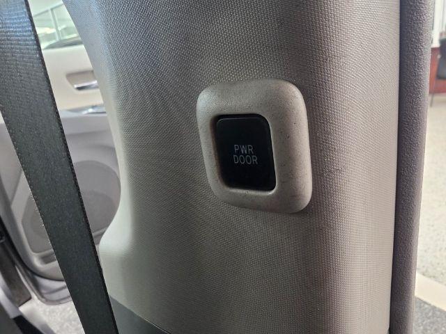 Toyota Sienna 5dr 8-Pass Van V6 SE FWD (Natl) 2012