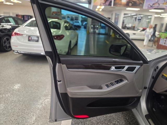 Hyundai Genesis 4dr Sdn V6 3.8L RWD 2016