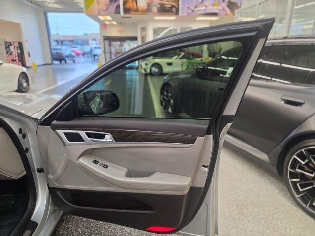 Hyundai Genesis 4dr Sdn V6 3.8L RWD 2016