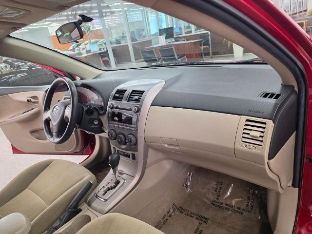 Toyota Corolla 4dr Sdn Auto LE (Natl) 2011