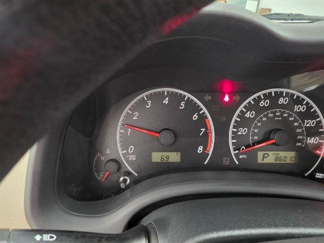 Toyota Corolla 4dr Sdn Auto LE (Natl) 2011