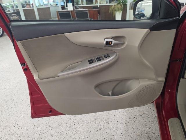 Toyota Corolla 4dr Sdn Auto LE (Natl) 2011