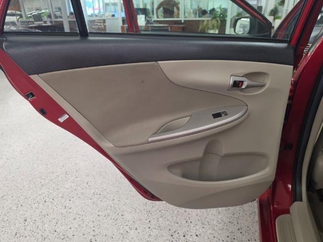 Toyota Corolla 4dr Sdn Auto LE (Natl) 2011