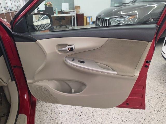 Toyota Corolla 4dr Sdn Auto LE (Natl) 2011