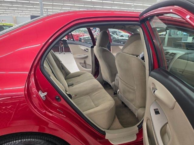 Toyota Corolla 4dr Sdn Auto LE (Natl) 2011