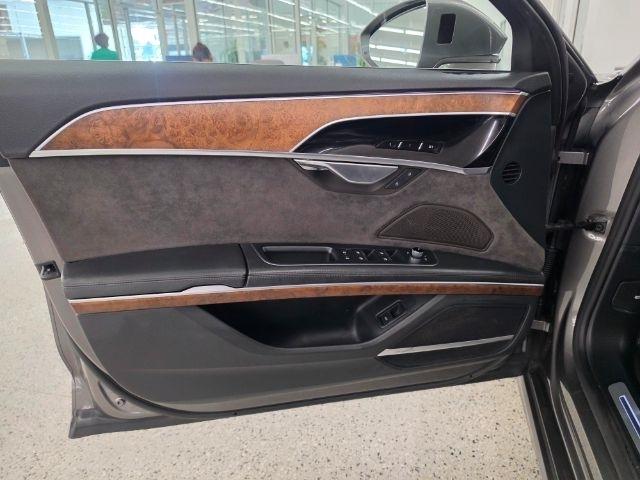 Audi A8 photo 26