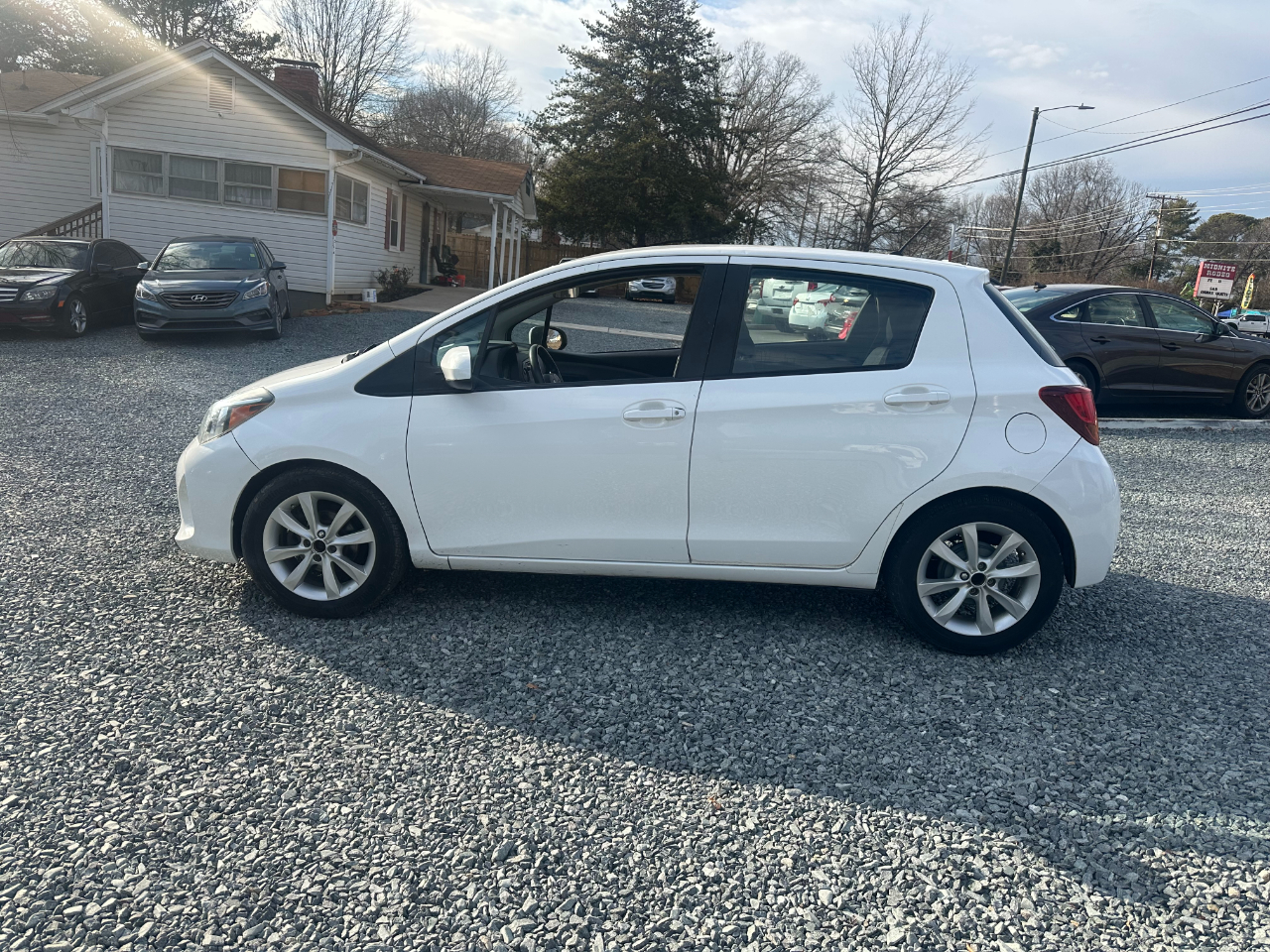 Toyota Yaris LE 5-Door AT 2017