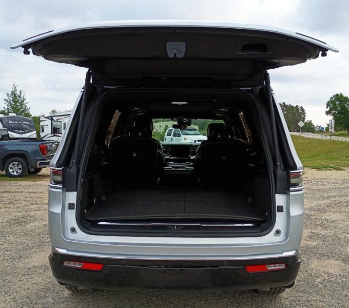 Jeep Grand Wagoneer Series III 4WD 2022