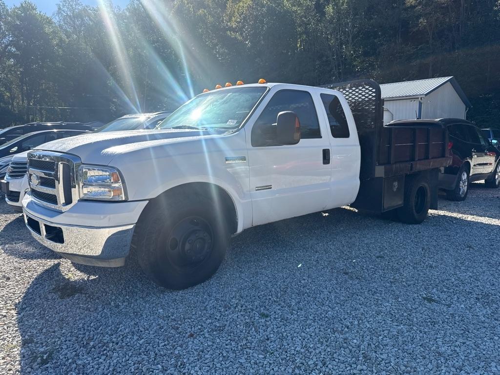 2005 Ford F-350 SD XL SuperCab Long Bed 2WD DRW