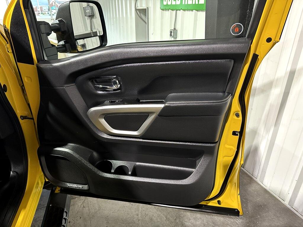 Nissan Titan XD 4WD Crew Cab PRO-4X Diesel 2016 Nissan Titan XD 4WD Crew Cab PRO-4X Diesel 2016