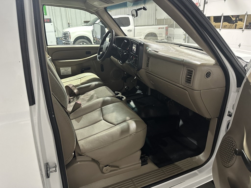 Chevrolet Silverado 3500 Reg Cab 161.5" WB, 84.9" CA 4WD WT 2004