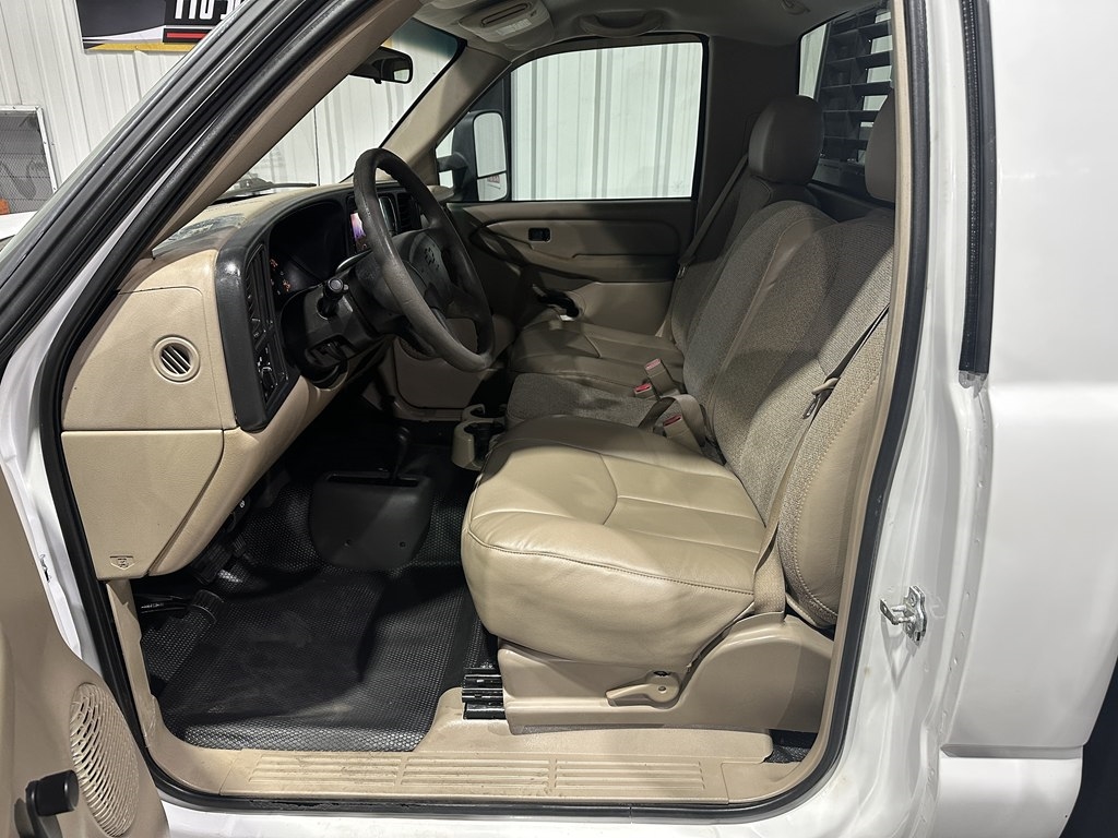 Chevrolet Silverado 3500 Reg Cab 161.5" WB, 84.9" CA 4WD WT 2004