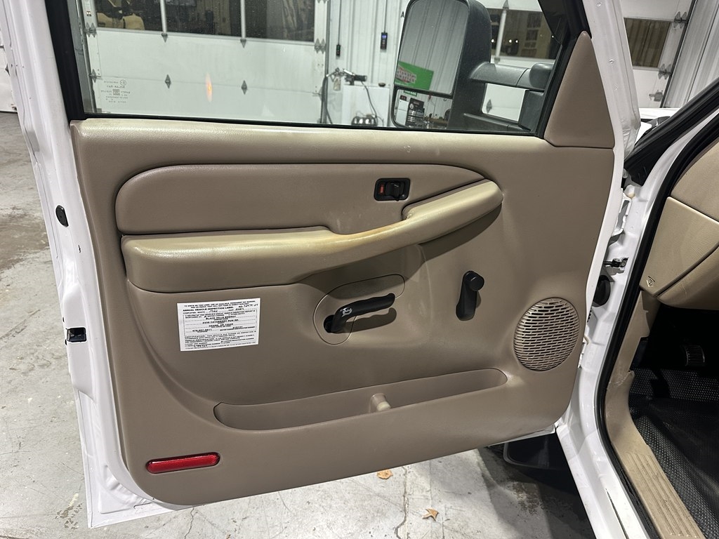 Chevrolet Silverado 3500 Reg Cab 161.5" WB, 84.9" CA 4WD WT 2004