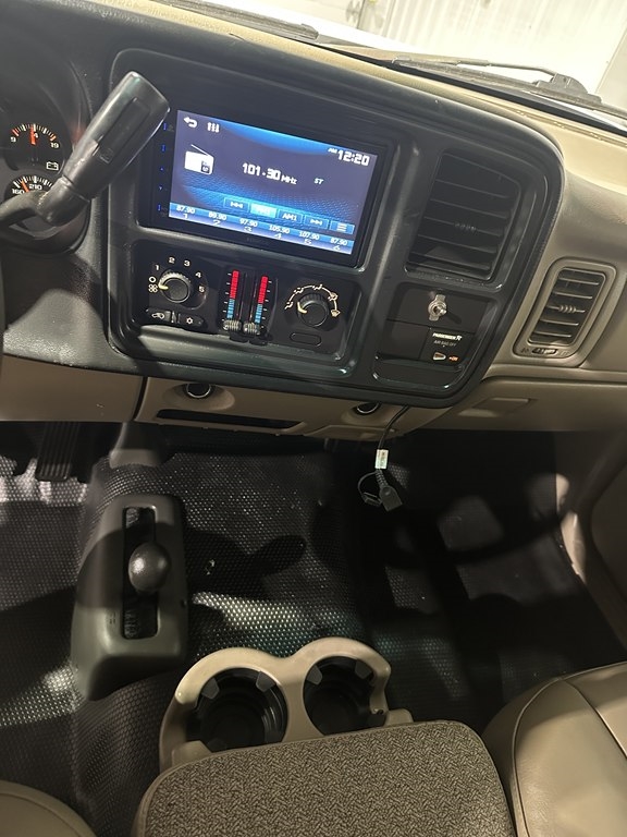 Chevrolet Silverado 3500 Reg Cab 161.5" WB, 84.9" CA 4WD WT 2004