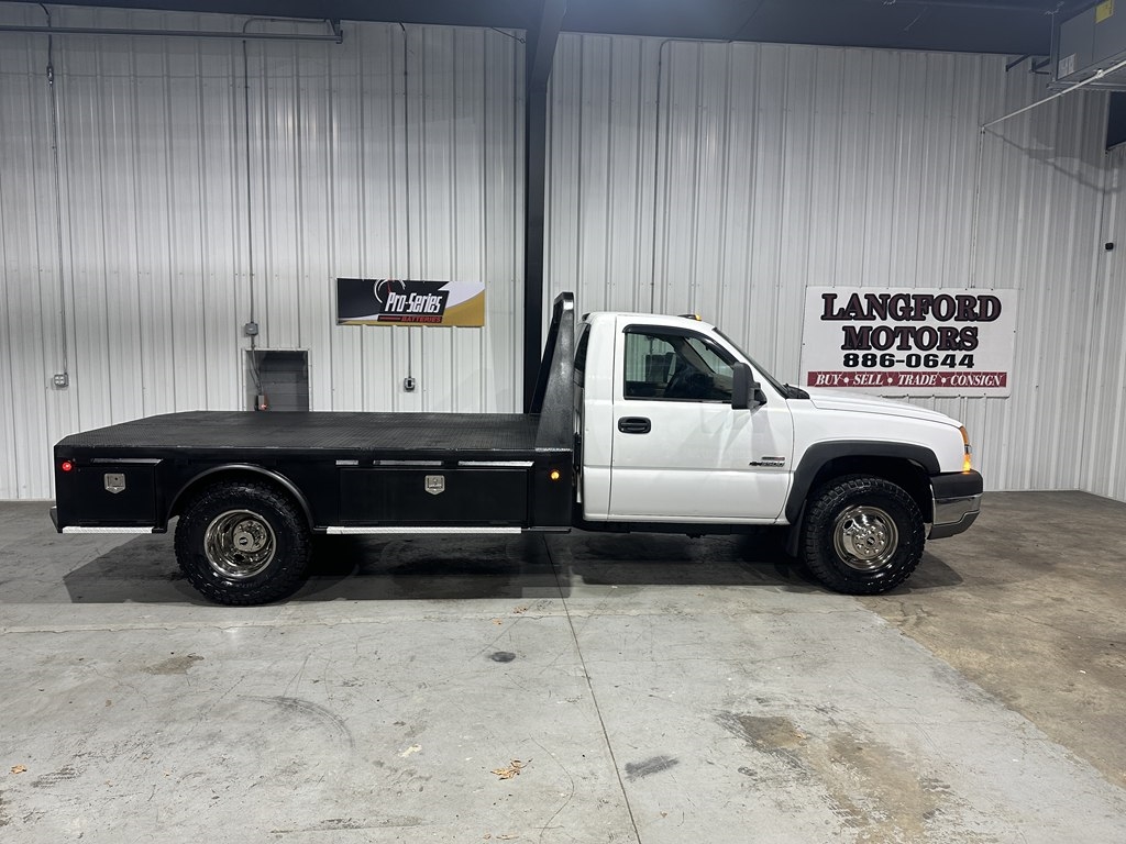 Chevrolet Silverado 3500 Reg Cab 161.5" WB, 84.9" CA 4WD WT 2004